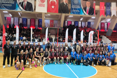 Adana Doğa Koleji Kız Basketbol takımı, şampiyonluk kupasını evine getirdi