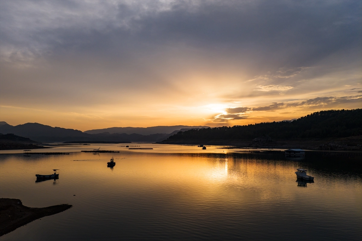 Antalya-Isparta yolunun yaşam kaynağı: Karacaören Barajı'nda balıkçılık bereketi