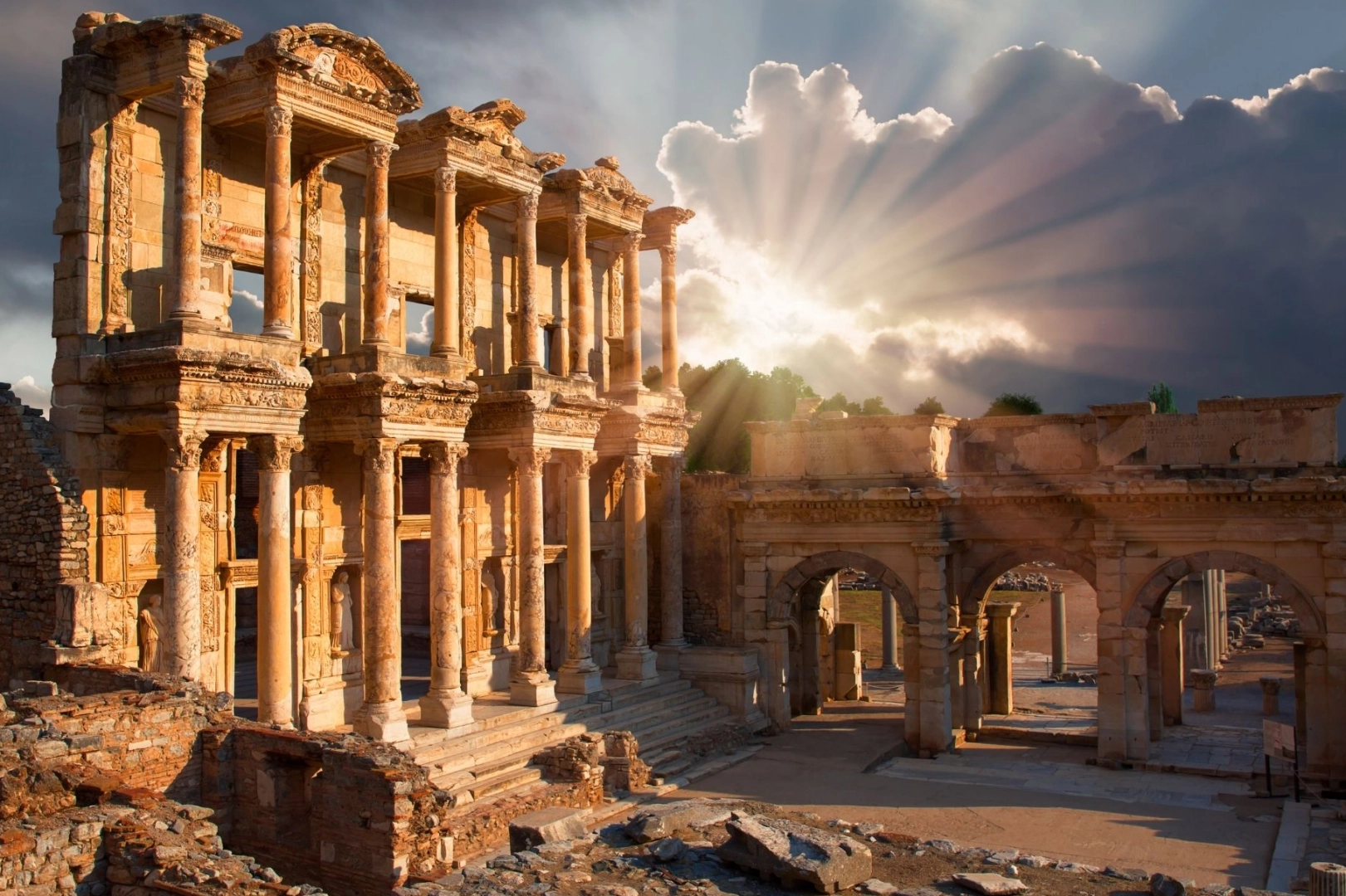 İzmir’in Tarih Dolu Rotaları: Şehrin Zamanda Yolculuğa Çıkaran En Özel Noktaları