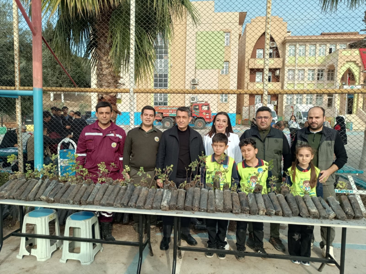 Kozan'da çifte iyilik hareketi Kan bağışlayan vatandaşlar fidanla ödüllendirildi 2