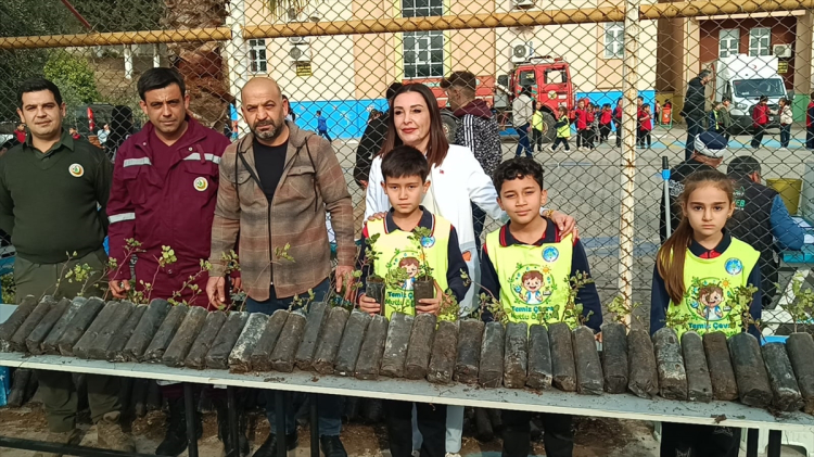 Kozan'da çifte iyilik hareketi Kan bağışlayan vatandaşlar fidanla ödüllendirildi 3