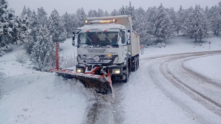Mersin'de kış seferberliği Büyükşehir ekipleri 13 ilçede karla mücadele ediyor 2