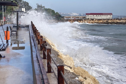 Mersin'de yağış gitti, fırtına kaldı: Dalga boyu 5 metreyi aştı