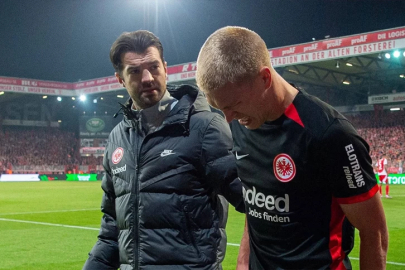 Rakip takımın oyuncusunu tedavi ettiği için kovuldu