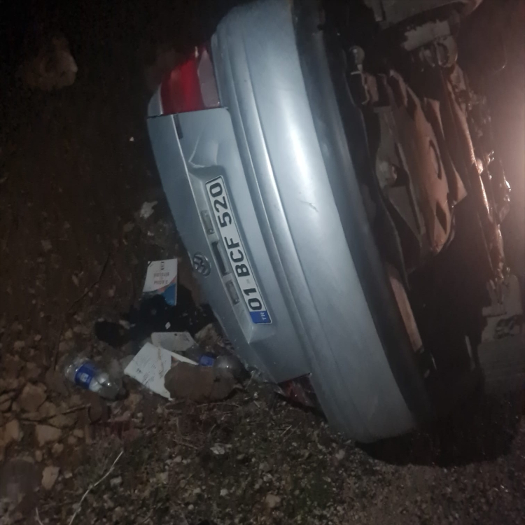 Adana Feke’de takla atan otomobilde 2 kişi yaralandı 2