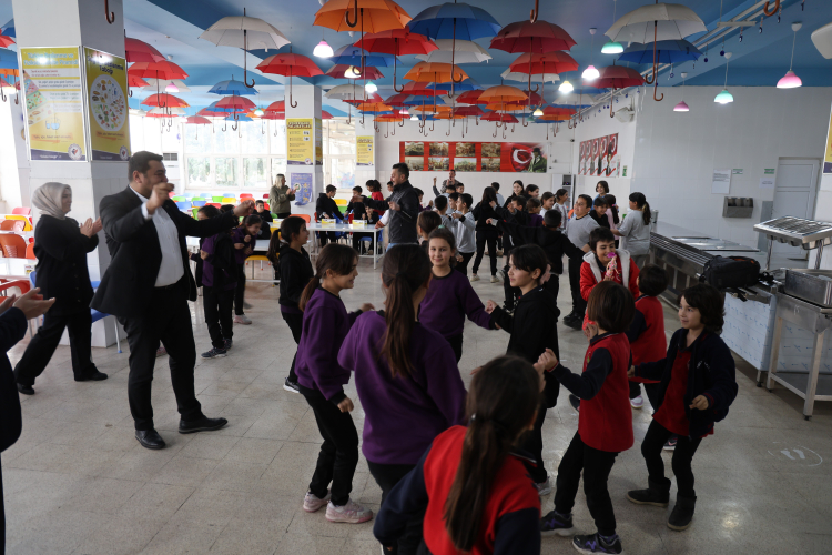 Adana Kozan'da sağlıkçılar, yatılı bölge okulu öğrencilerinin gönlüne dokundu 3