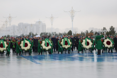 Cumhurbaşkanı Erdoğan, Aşkabat’ta Tarafsızlık Anıtı’na çelenk sundu