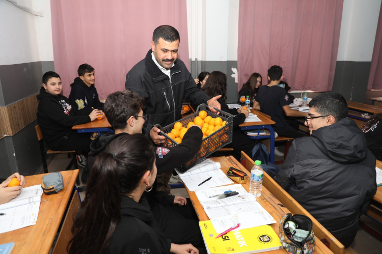 Hatay'da dalda kalan ürüne Büyükşehir sahip çıktı 320 ton mandalina vatandaşa dağıtıldı 5