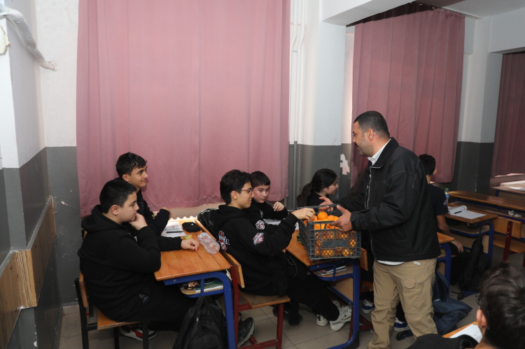 Hatay'da dalda kalan ürüne Büyükşehir sahip çıktı 320 ton mandalina vatandaşa dağıtıldı 6