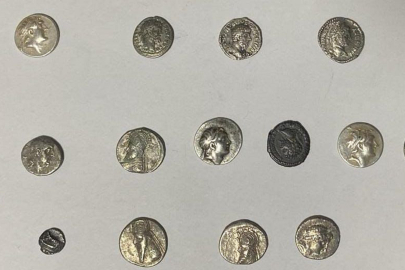 Hatay'da kargo paketinden tarih çıktı: Helenistik döneme ait gümüş sikkeler ele geçirildi