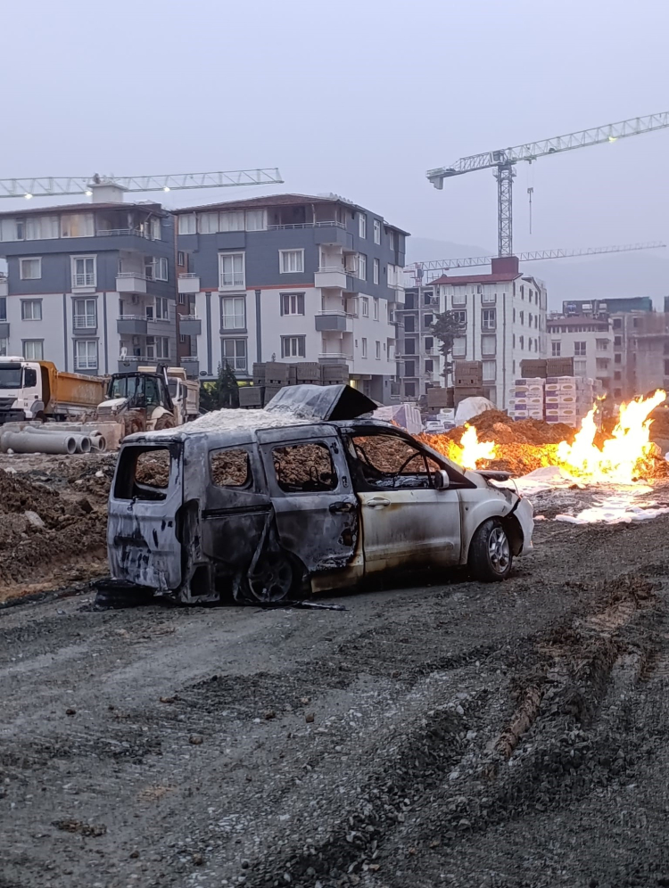 Hatay'da şantiye sahasında korku dolu anlar Doğalgaz alev aldı, araç küle döndü 2