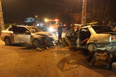 Hatay Dörtyol'da iki otomobil kafa kafaya çarpıştı: 2 kişi yaralandı