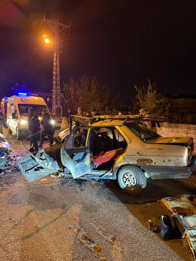 Hatay Dörtyol'da iki otomobil kafa kafaya çarpıştı 2 kişi yaralandı 3