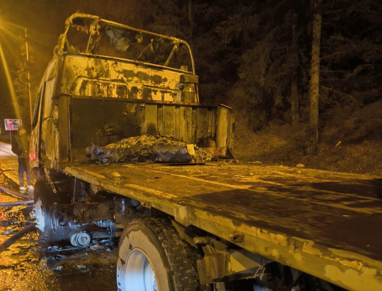 Mersin'de korkutan anlar Güneş paneli yüklü tır alevlere teslim oldu 2