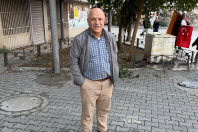 Adana’da kaldırımda yürüyen şahıs park halindeki otomobilin aynasını tekmeleyerek kırdı