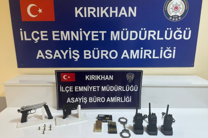 Hatay'da şüphe üzerine durduruldular: Üstlerinden silah, evlerinden telsiz ve kelepçe çıktı