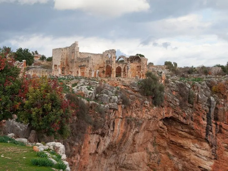 Kanlı Divane Ören Yeri ve Aynalıgöl Mağarası