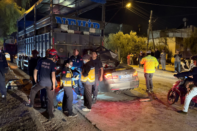 Adana'da lüks otomobil kamyona ok gibi saplandı: 1 ölü, 2 yaralı