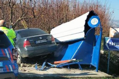 Mersin'de otomobil otobüs durağına çarptı: 2 yaralı