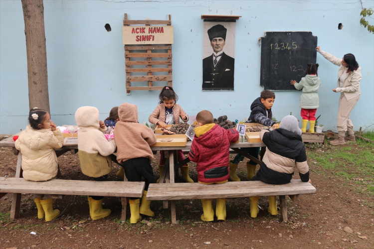 Adana'da okul bahçesi eğitim alanına dönüştürüldü Öğrenciler açık hava sınıfında ders görüyor 2
