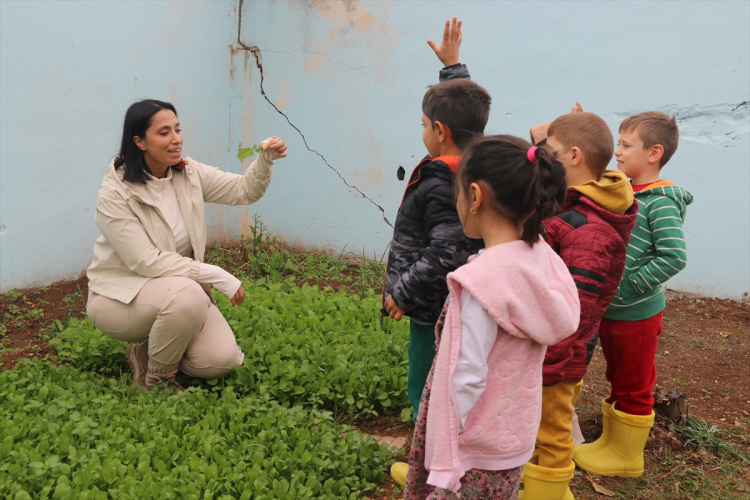Adana'da okul bahçesi eğitim alanına dönüştürüldü Öğrenciler açık hava sınıfında ders görüyor 3