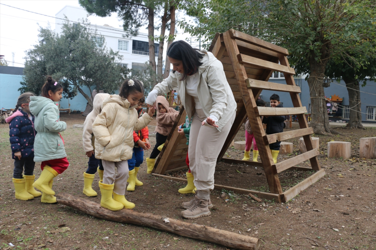 Adana'da okul bahçesi eğitim alanına dönüştürüldü Öğrenciler açık hava sınıfında ders görüyor 4