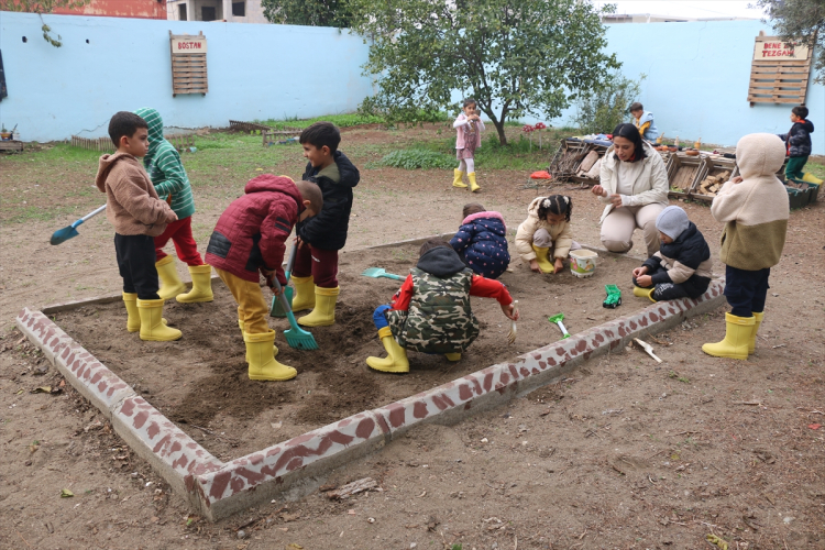 Adana'da okul bahçesi eğitim alanına dönüştürüldü Öğrenciler açık hava sınıfında ders görüyor 5