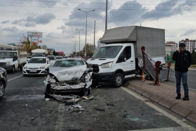 Kırmızı ışıkta duramayan kamyonet ortalığı savaş alanına çevirdi: 1'i ağır 3 yaralı