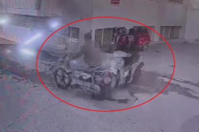 Motosikletlerin kafa kafaya çarpıştığı anlar kameraya yansıdı