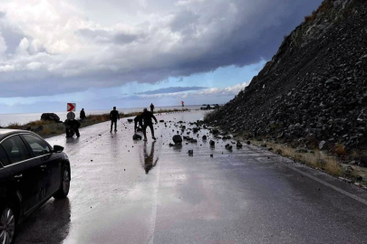 Yağmur sonrası korku: Sahil yoluna kaya yağıyor