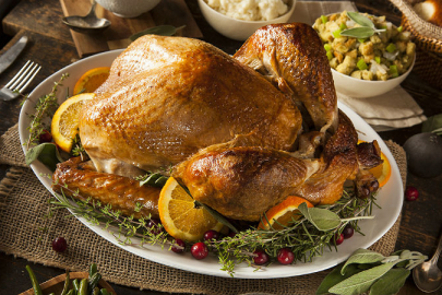 Yılbaşı sofralarının yıldızı: Pratik ve nar gibi kızarmış fırında hindi tarifi