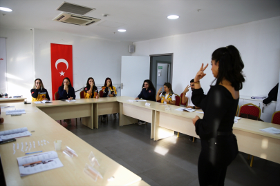 Adana'da 112 ekiplerine işaret dili eğitimi: "Konuştur Parmakları" projesi hayat kurtarıyor