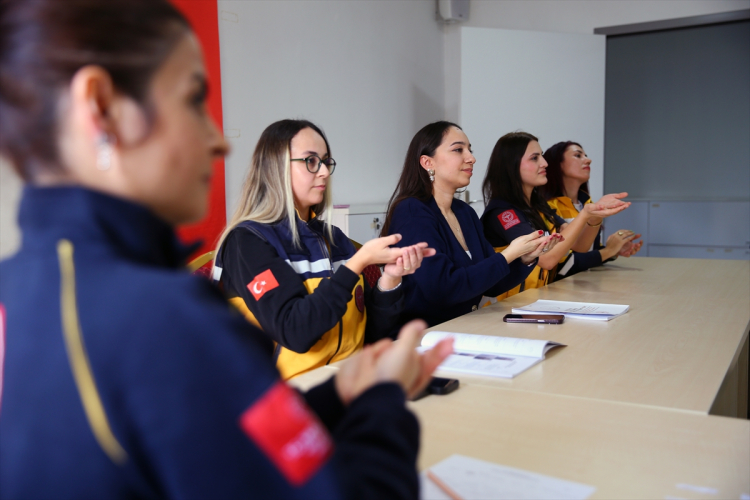 Adana'da 112 ekiplerine işaret dili eğitimi Konuştur Parmakları projesi hayat kurtarıyor 4