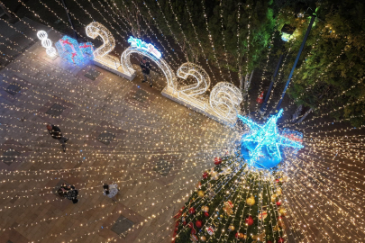 Adana'da yeni yıl için süslendi