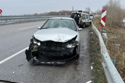 Çorum’da zincirleme kaza: Hafif ticari araçtan inince otomobil çarptı, 5 yaralı