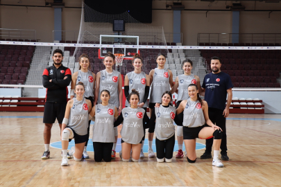Depremde 8 sporcusunu kaybeden Hatayspor Kadın Voleybol Takımı parkeye döndü