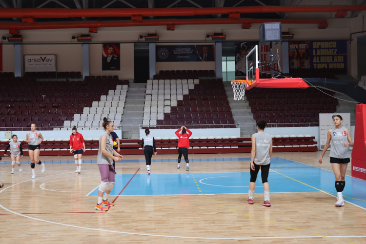 Depremde 8 sporcusunu kaybeden Hatayspor Kadın Voleybol Takımı parkeye döndü 2