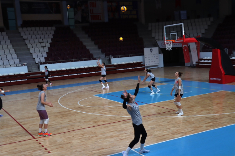 Depremde 8 sporcusunu kaybeden Hatayspor Kadın Voleybol Takımı parkeye döndü 3