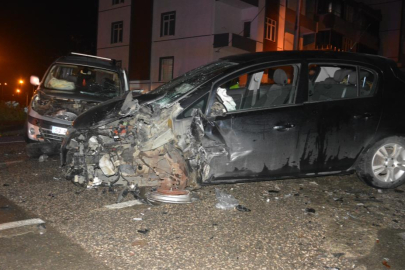 Ünye’de feci kaza: Otomobil ile hafif ticari araç kafa kafaya çarpıştı