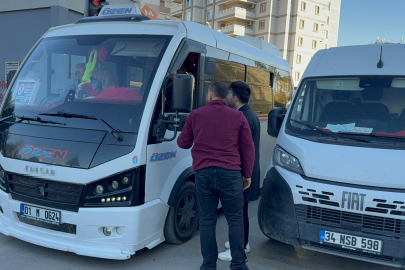 Adana'da PTT kargo aracı ile dolmuş şoförünün trafik tartışması darpla bitti