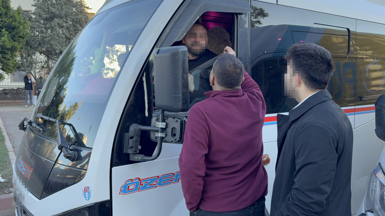 Adana'da PTT kargo aracı ile dolmuş şoförünün trafik tartışması darpla bitti 2