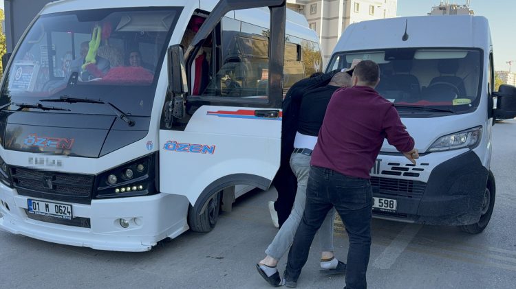 Adana'da PTT kargo aracı ile dolmuş şoförünün trafik tartışması darpla bitti 3