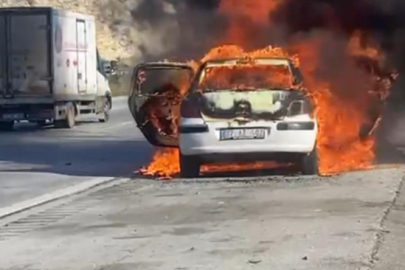 Adana Pozantı’da otoyolda korku dolu anlar: Seyir halindeki otomobil alev aldı