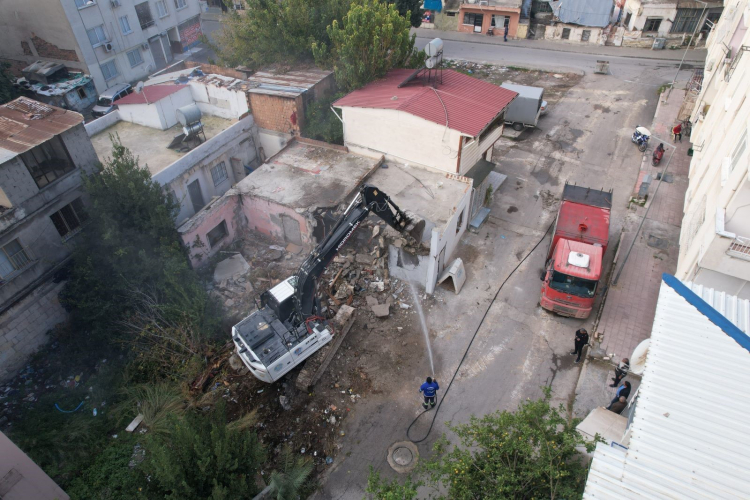 Mersin’de ağır hasarlı bina kontrollü şekilde yıkıldı 2