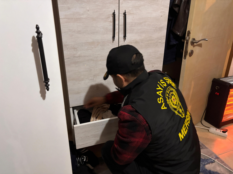 Mersin'de yabancıların pasaportlarına el koyup fuhuş yaptıran şebeke çökertildi 3 tutuklama 2