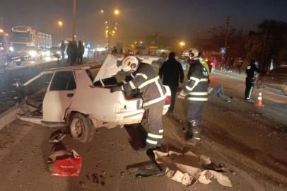 Tırla çarpışan otomobil ikiye bölündü