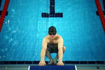 Adana’da down sendromlu yüzücü Mehmet milli formaya kavuşmak için kulaç atıyor