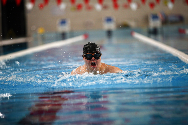 Adana’da down sendromlu yüzücü Mehmet milli formaya kavuşmak için kulaç atıyor 2