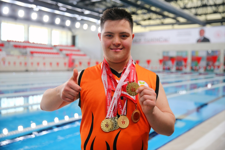 Adana’da down sendromlu yüzücü Mehmet milli formaya kavuşmak için kulaç atıyor 4