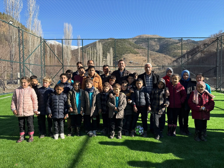 Adana'da Feke'de 4 yeni halı saha hizmete girdi 2